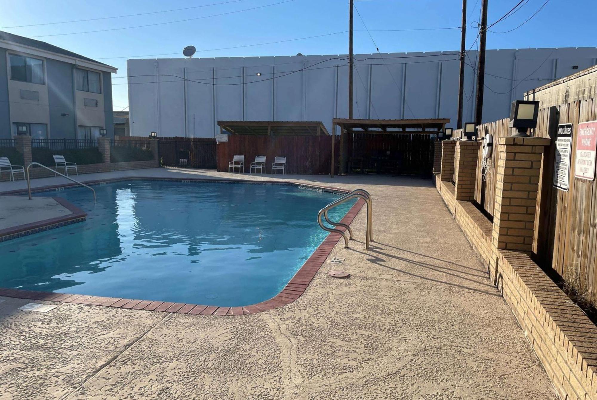 Days Inn & Suites By Wyndham Corpus Christi Central Экстерьер фото